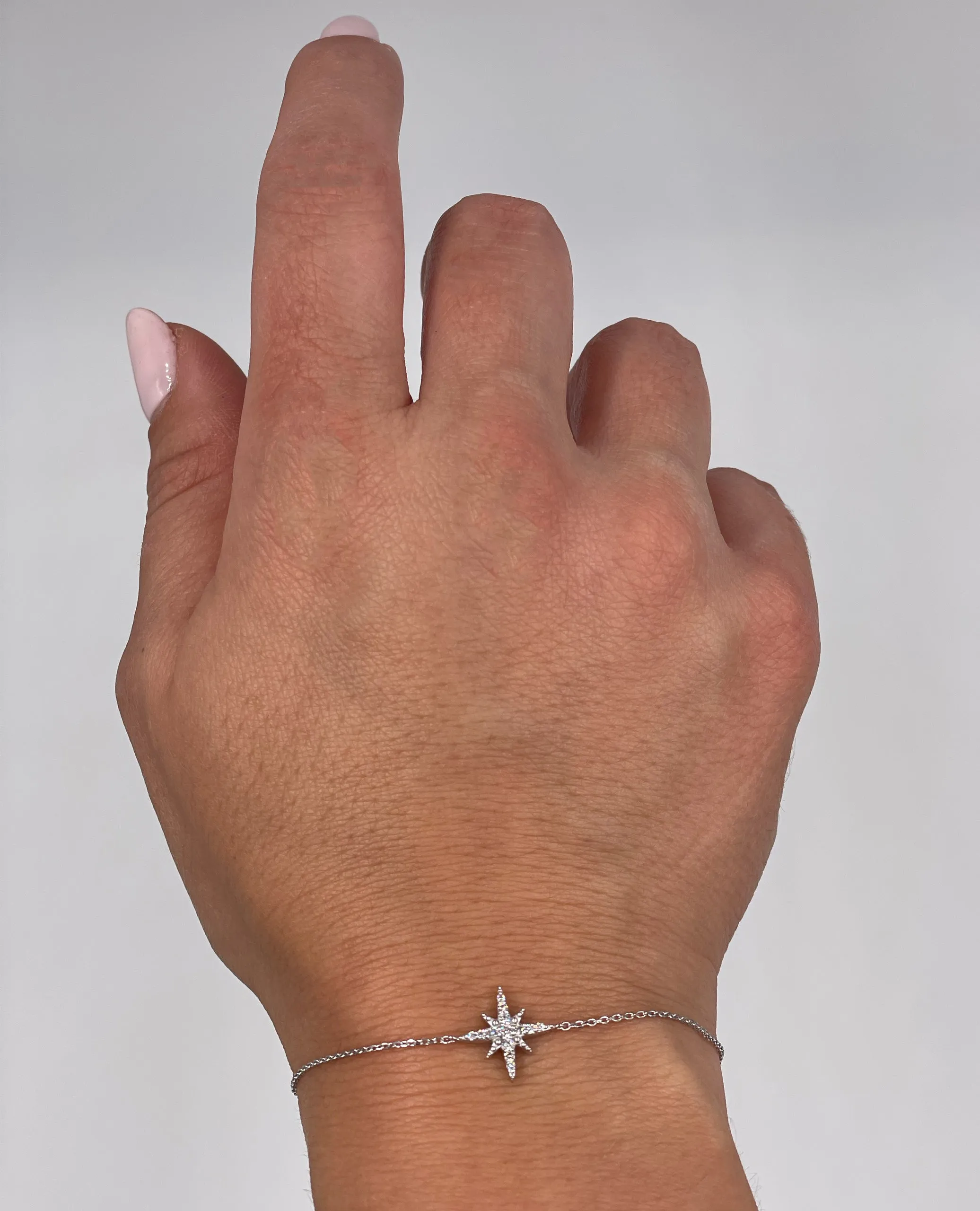 18K white gold star bracelet with round diamonds weighing 0....