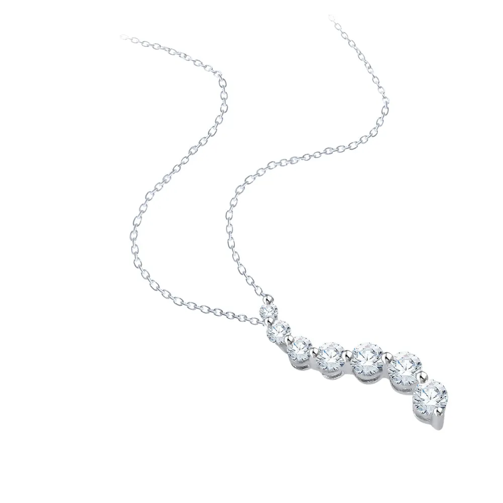 KATARINA Graduated Diamond Journey Pendant Necklace (3/4 cttw)